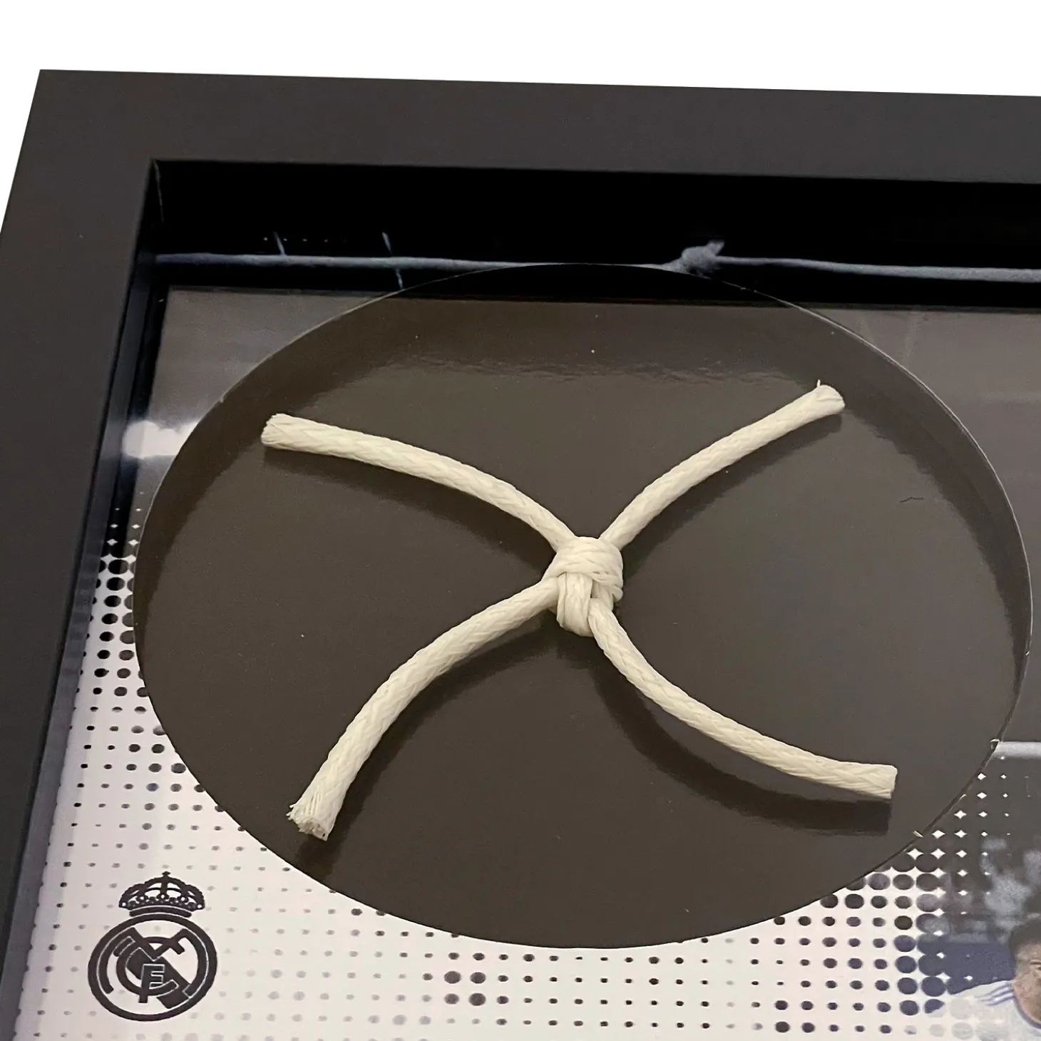 Pursuit 3 Rentrée Scolaire|Memorabilia^Filet de but encadré du stade Santiago Bernabéu LDC 21/22