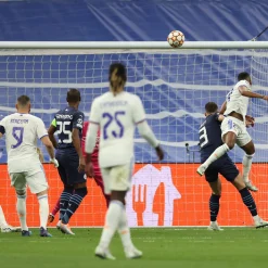 Pursuit 3 Rentrée Scolaire|Memorabilia^Filet de but encadré du stade Santiago Bernabéu LDC 21/22
