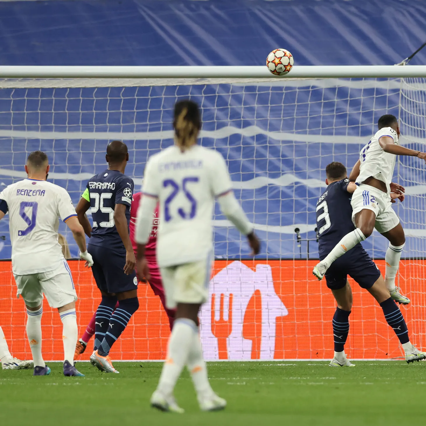 Pursuit 3 Rentrée Scolaire|Memorabilia^Filet de but encadré du stade Santiago Bernabéu LDC 21/22