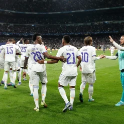 Pursuit 3 Rentrée Scolaire|Memorabilia^Filet de but encadré du stade Santiago Bernabéu LDC 21/22