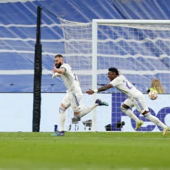 Pursuit 3 Rentrée Scolaire|Memorabilia^Filet de but encadré du stade Santiago Bernabéu LDC 21/22