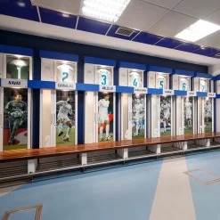 Pursuit 3 Rentrée Scolaire|Memorabilia^Morceau du vestiaire du Real Madrid au stade Santiago Bernabéu - Bois de teck brun
