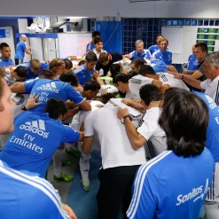 Pursuit 3 Rentrée Scolaire|Memorabilia^Morceau du vestiaire du Real Madrid au stade Santiago Bernabéu - Bois de teck brun