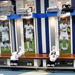 Pursuit 3 Rentrée Scolaire|Memorabilia^Morceau du vestiaire du Real Madrid au stade Santiago Bernabéu - Bois de teck blanc