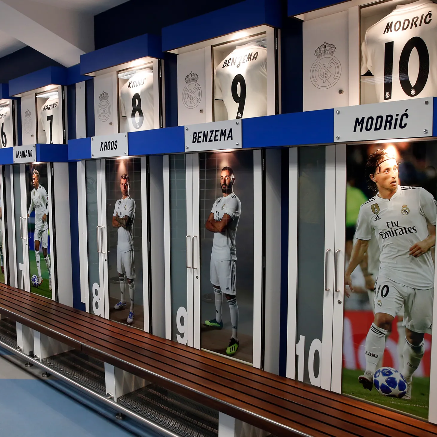 Pursuit 3 Rentrée Scolaire|Memorabilia^Morceau du vestiaire du Real Madrid au stade Santiago Bernabéu - Bois de teck blanc