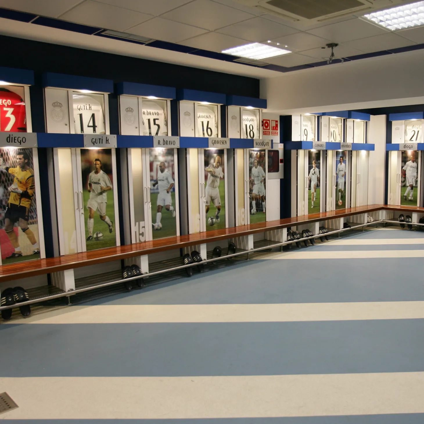 Pursuit 3 Rentrée Scolaire|Memorabilia^Morceau du vestiaire du Real Madrid au stade Santiago Bernabéu - Bois de teck blanc