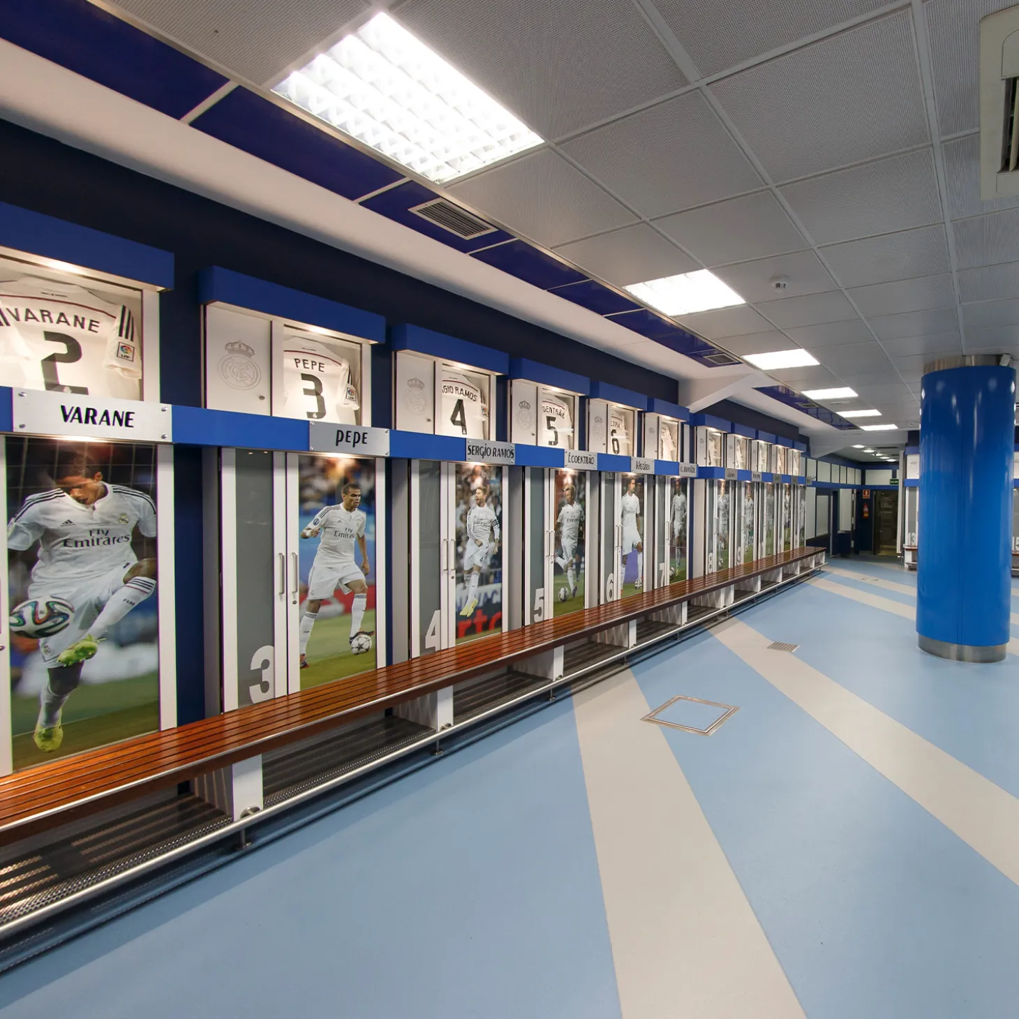 Pursuit 3 Rentrée Scolaire|Memorabilia^Morceau du vestiaire du Real Madrid au stade Santiago Bernabéu - Bois de teck blanc