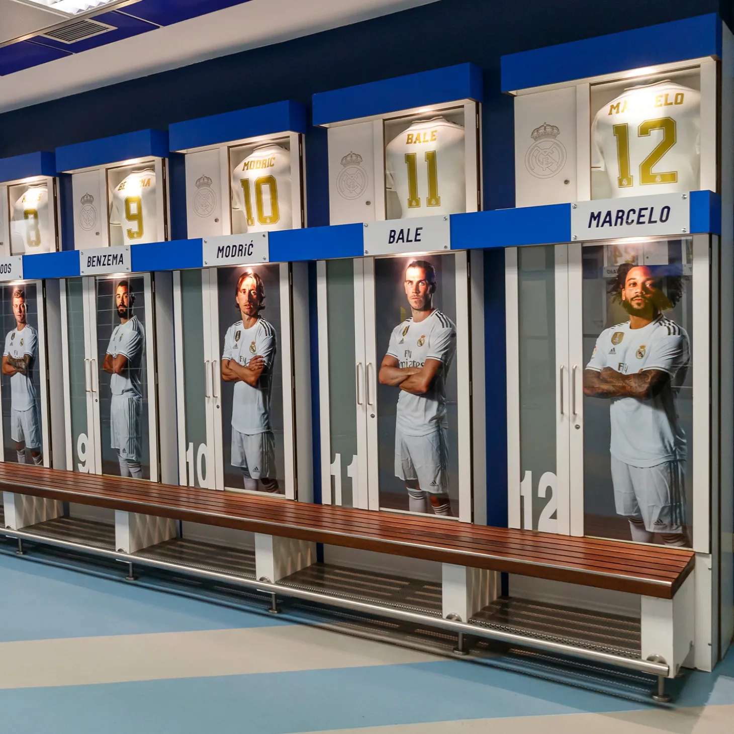 Pursuit 3 Rentrée Scolaire|Memorabilia^Morceau du vestiaire du Real Madrid au stade Santiago Bernabéu - Bois de teck blanc