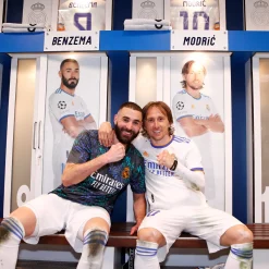 Pursuit 3 Rentrée Scolaire|Memorabilia^Morceau du vestiaire du Real Madrid au stade Santiago Bernabéu - Bois de teck blanc