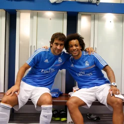 Pursuit 3 Rentrée Scolaire|Memorabilia^Morceau du vestiaire du Real Madrid au stade Santiago Bernabéu - Bois de teck blanc