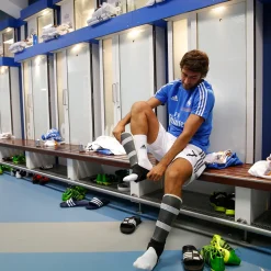 Pursuit 3 Rentrée Scolaire|Memorabilia^Morceau du vestiaire du Real Madrid au stade Santiago Bernabéu - Bois de teck blanc